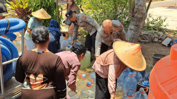 Warga Kalipare Kesulitan Air, Polres Malang Salurkan 5.000 Liter